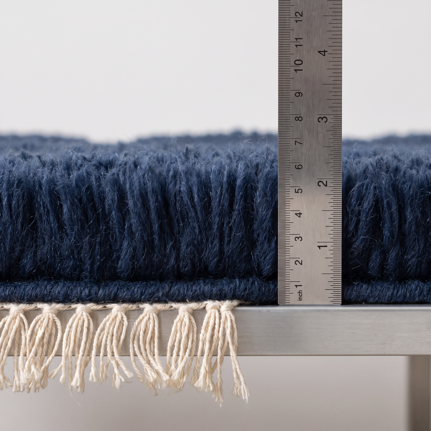 Bleu Abyssal - Mesure de l'épaisseur du tapis Berbère avec une règle graduée