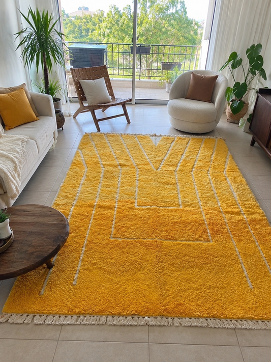 Tapis berbère Beni Ouarain jaune en laine à motifs géométriques, vue de face, fait main au Maroc