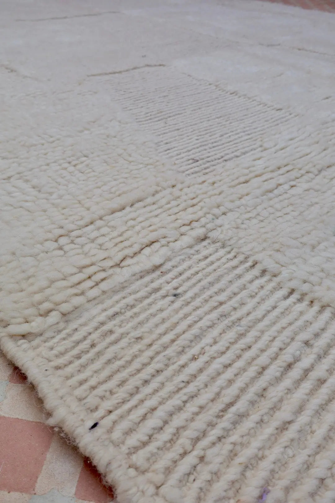 Tapis Berbère Béni Ouarain Blanc Moderne à Motifs Abstrait