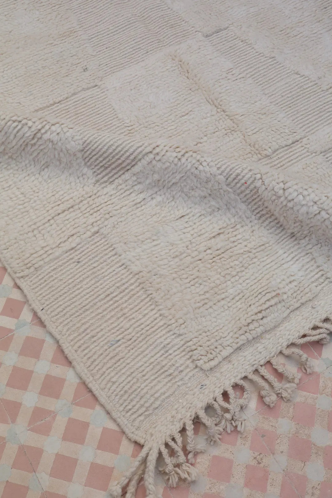 Tapis Berbère Béni Ouarain Blanc Moderne à Motifs Abstrait