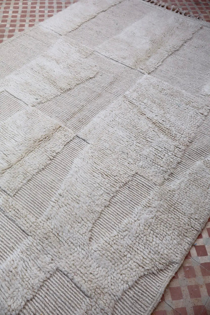 Tapis Berbère Béni Ouarain Blanc Moderne à Motifs Abstrait