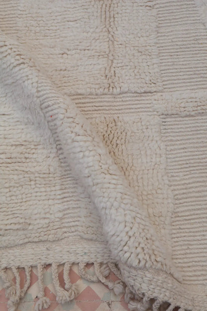 Tapis Berbère Béni Ouarain Blanc Moderne à Motifs Abstrait