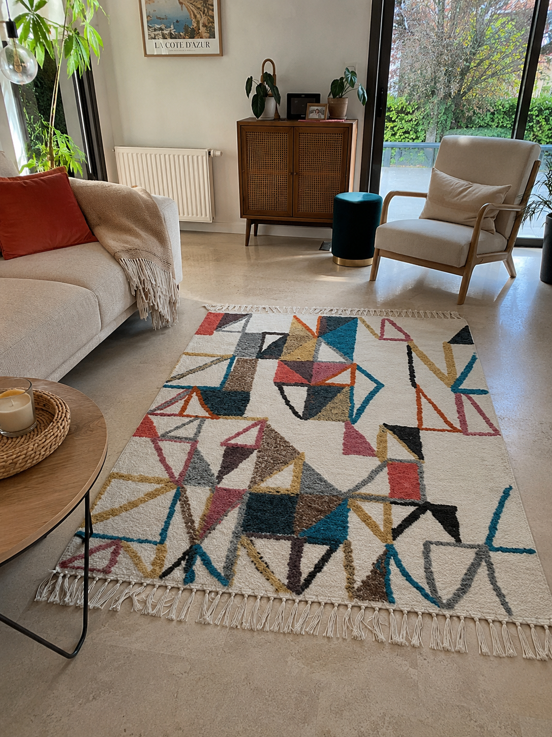 Tapis berbère Azilal à motifs triangles multicolores sur fond blanc crème, franges coton, vue de face