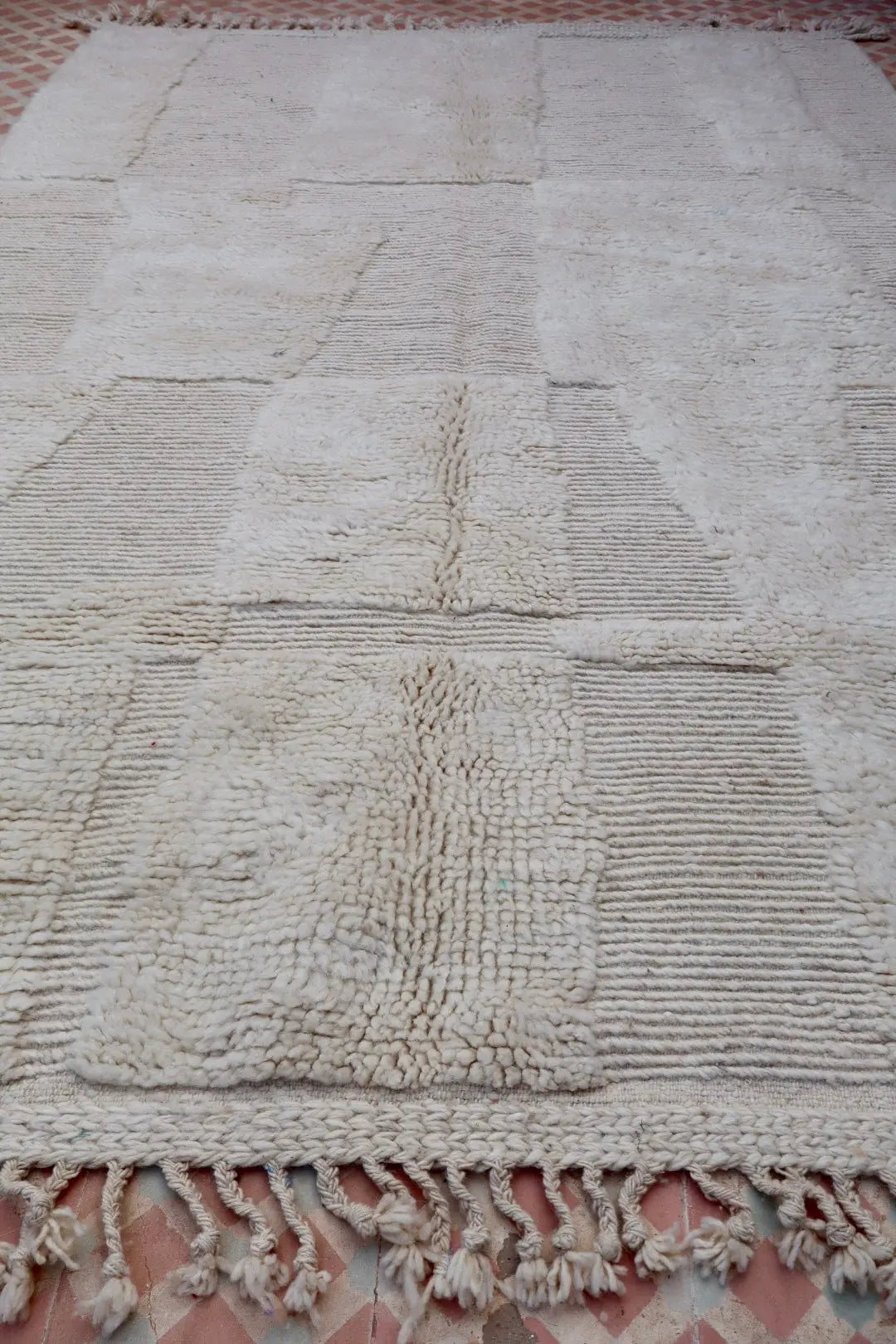 Tapis Berbère Béni Ouarain Blanc Moderne à Motifs Abstrait