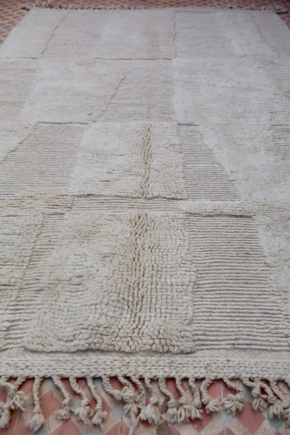 Tapis Berbère Béni Ouarain Blanc Moderne à Motifs Abstrait