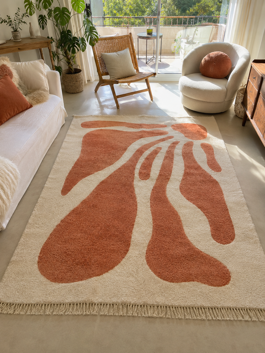 Tapis berbère Beni Ouarain abstrait à motifs terracotta sur fond ivoire, vue de face, fait main au Maroc