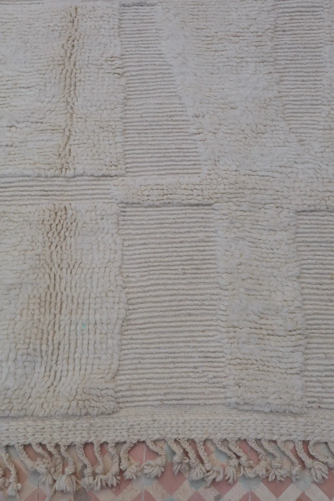 Tapis Berbère Béni Ouarain Blanc Moderne à Motifs Abstrait