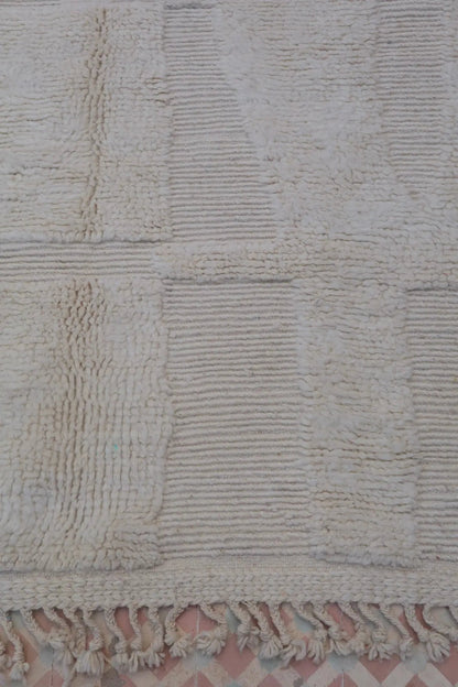Tapis Berbère Béni Ouarain Blanc Moderne à Motifs Abstrait