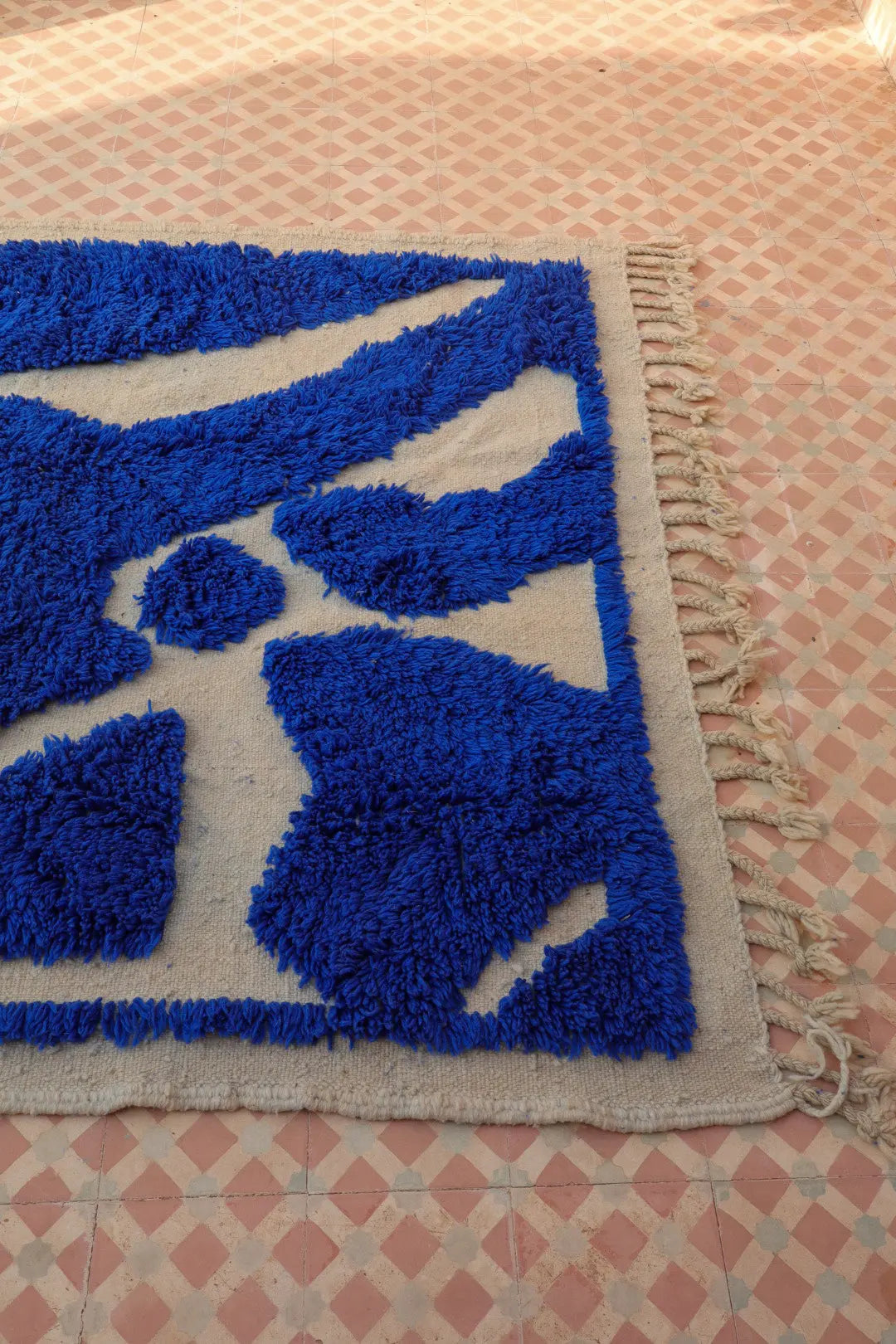 Tapis Berbère Béni Ouarain Moderne Bleu À Reliefs