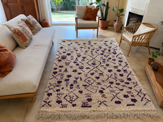 Tapis berbère Beni Ouarain ivoire à motifs violets en laine, vue de face, fait main au Maroc