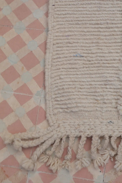 Tapis Berbère Béni Ouarain Blanc Moderne à Motifs Abstrait