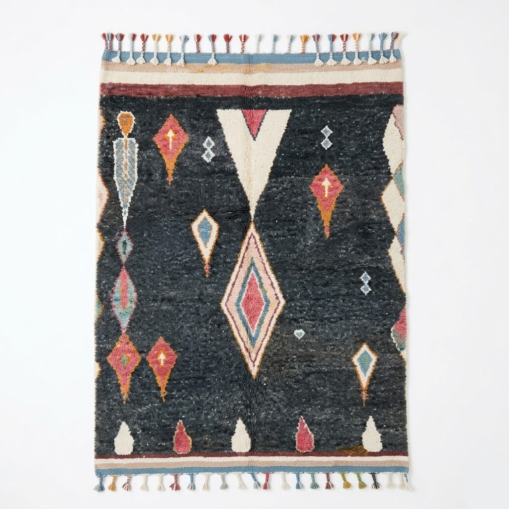 Tapis Azilal noir multicolore motif losange et franges vue de face fond blanc