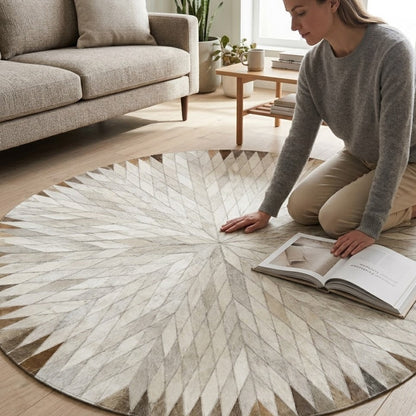 Tapis en cuir beige et gris rond en situation dans un salon clair avec personne agenouillée