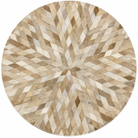 Vue de dessus tapis en cuir patchwork rond tons beige et sable naturel