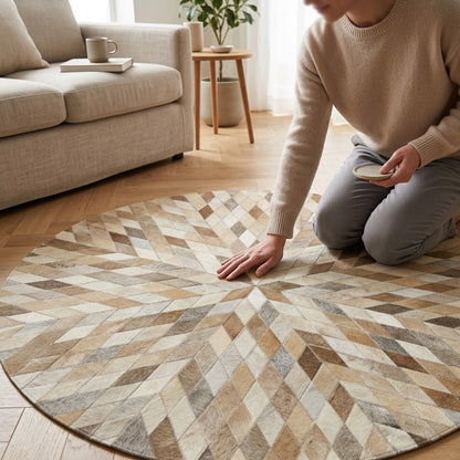 Tapis rond en cuir patchwork beige posé dans un salon avec personne