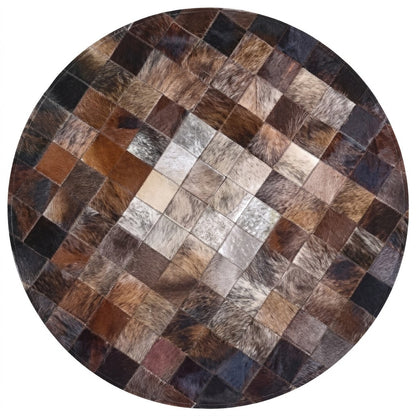 Tapis en cuir patchwork rond carreaux carrés tons chocolat marron et noir fond blanc