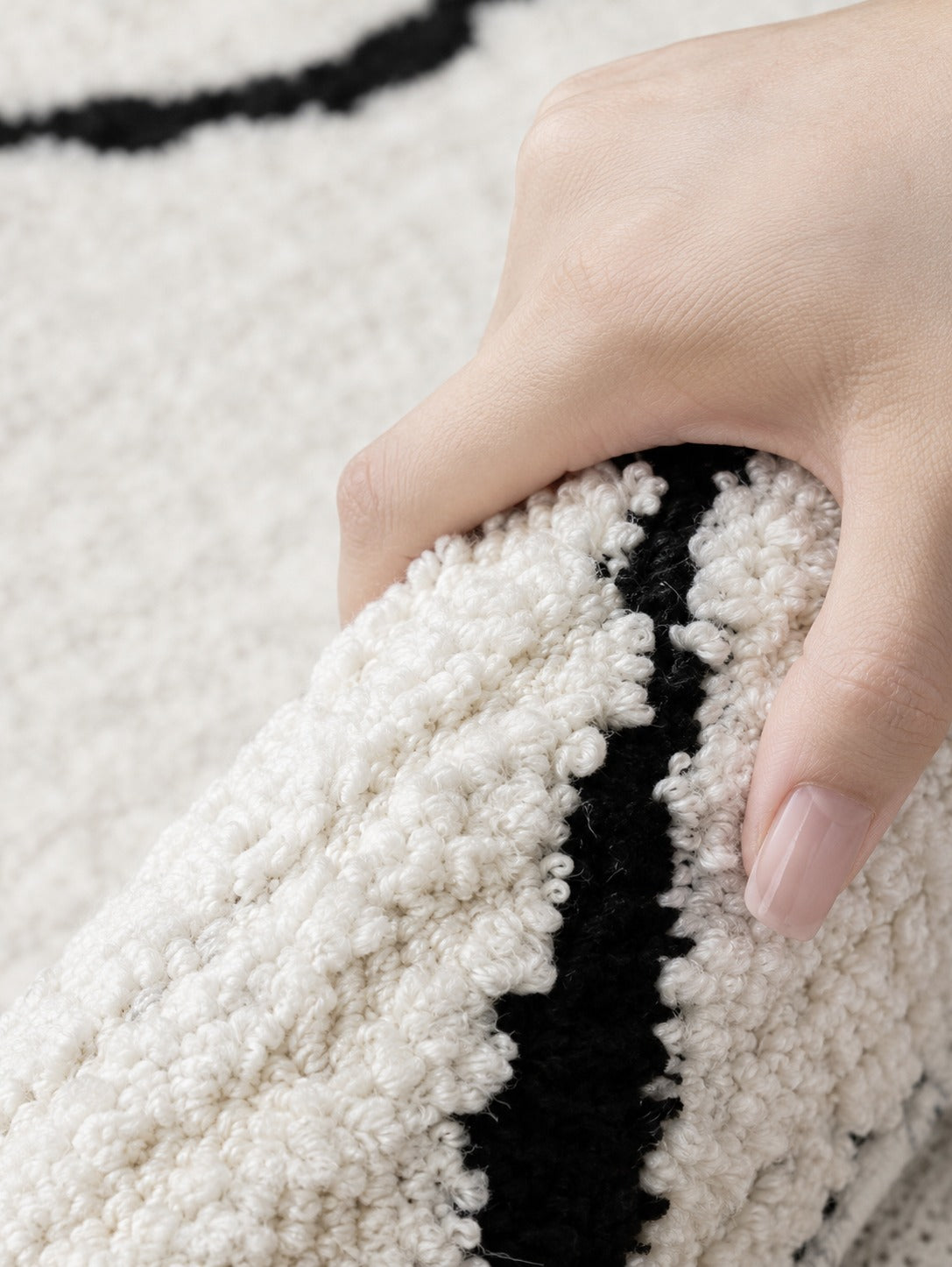 Détail texture touffetée tapis Berbère Beni Ourain rond lignes organiques écru noir – Berbère Tapis