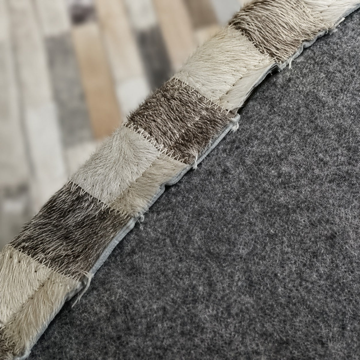 Détail dos feutre gris tapis en cuir rond patchwork | Berbère Tapis