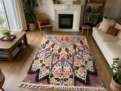 Tapis berbère Boujaad à motifs abstraits multicolores sur fond blanc crème, franges coton, vue de face