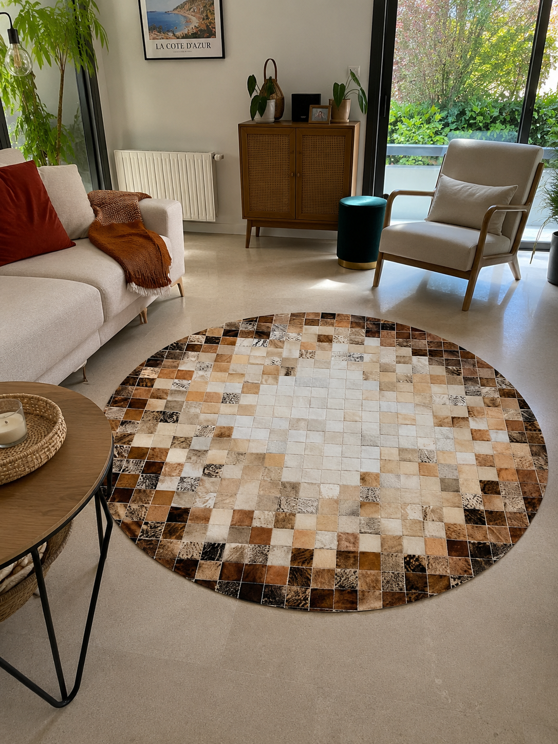 Tapis en cuir rond marron, patchwork à carreaux carrés en dégradé concentrique ivoire et beige, vue de dessus, fait main au Maroc
