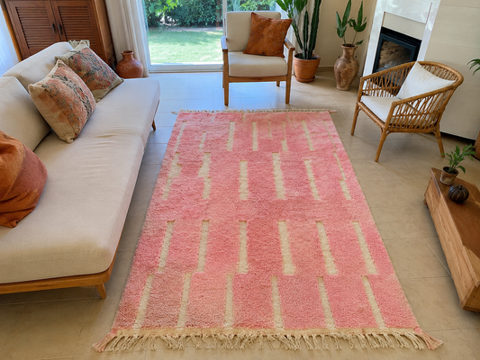 Tapis berbère marocain rose tufté à la main, motifs géométriques, vue de face, laine du Haut Atlas