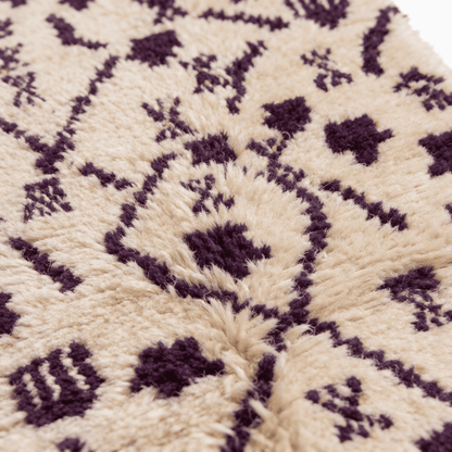 Tapis Berbère Beni Ouarain Ivoire à Motifs Violets