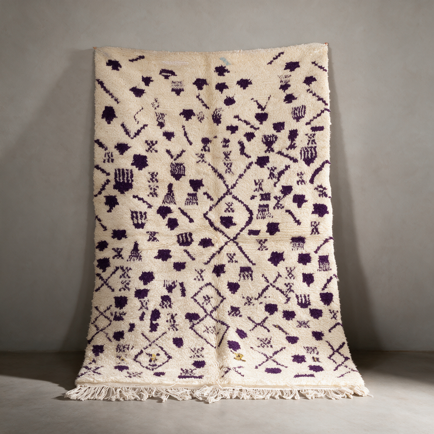 Tapis Berbère Beni Ouarain Ivoire à Motifs Violets