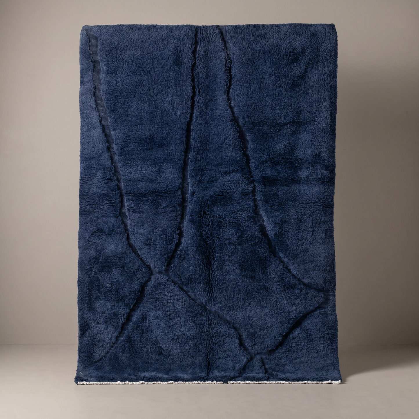 Bleu Abyssal - Luxueux tapis Berbère shaggy, vue de face sur fond gris studio