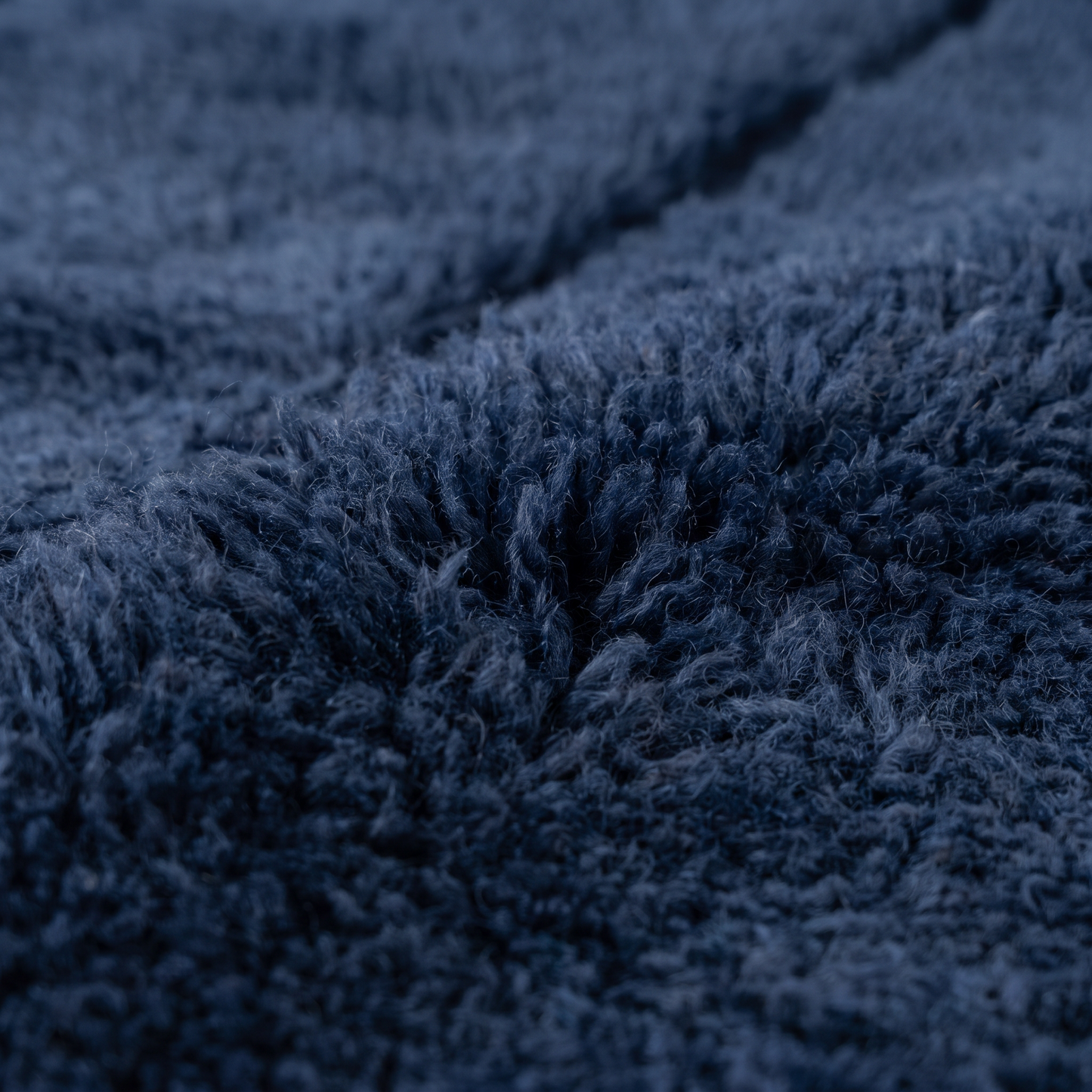 Bleu Abyssal - Détail macro de la laine et du tissage du tapis Berbère