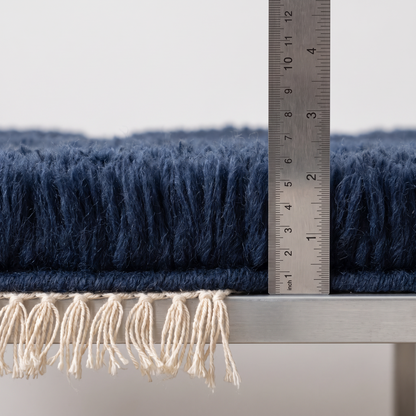 Bleu Abyssal - Mesure de l'épaisseur du tapis Berbère avec une règle graduée