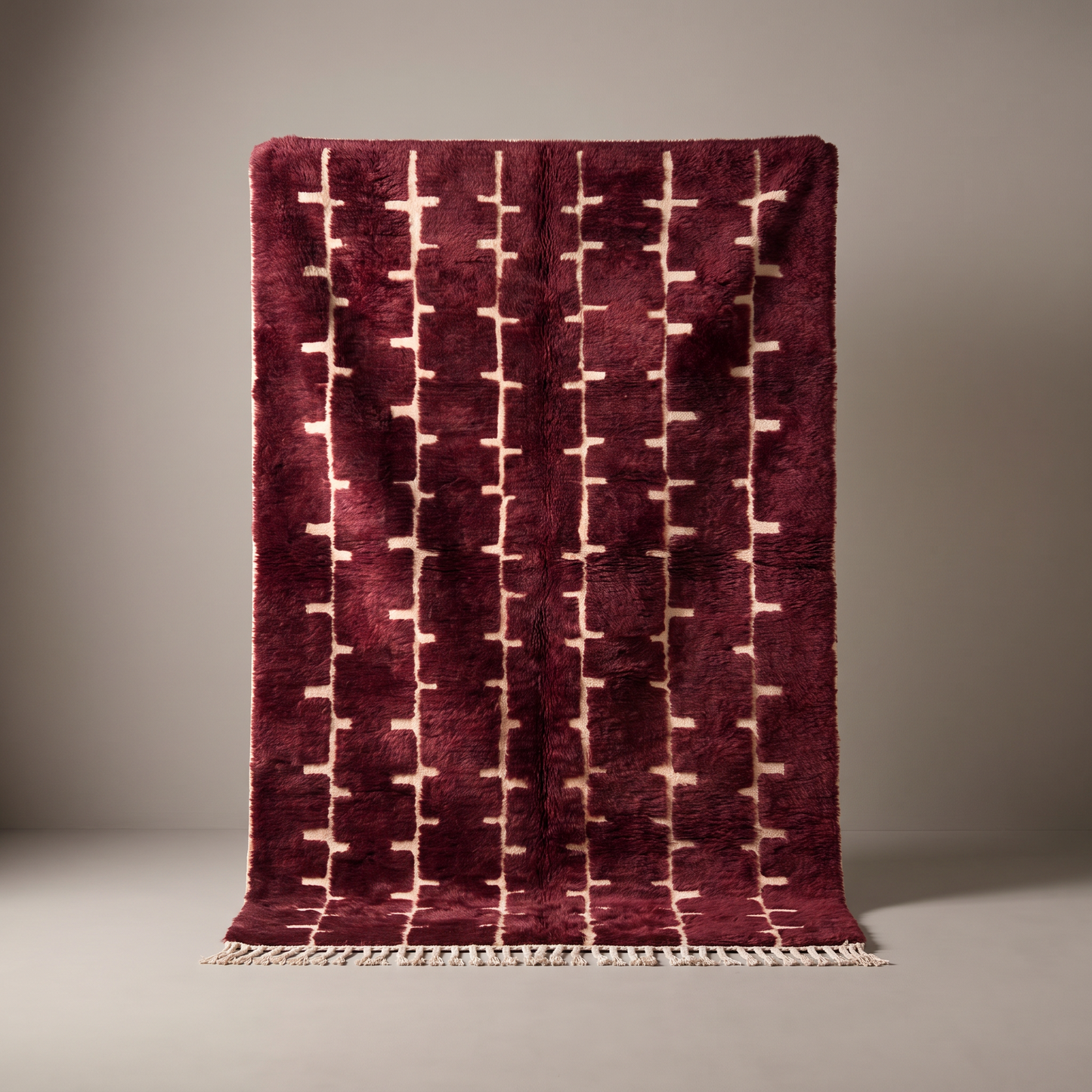 Akkal - Luxueux tapis Berbère shaggy, vue de face sur fond gris studio