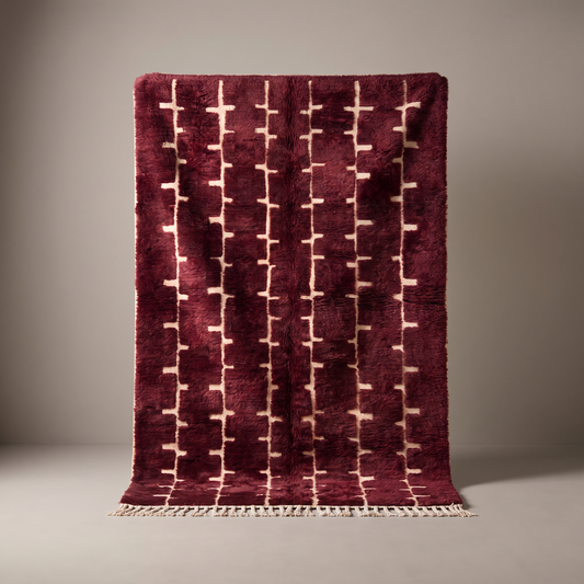 Akkal - Luxueux tapis Berbère shaggy, vue de face sur fond gris studio