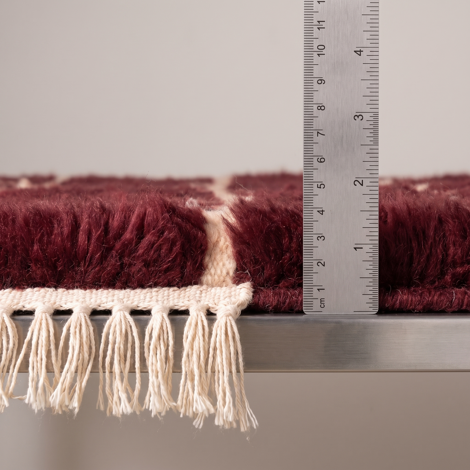 Akkal - Mesure de l'épaisseur du tapis Berbère avec une règle graduée