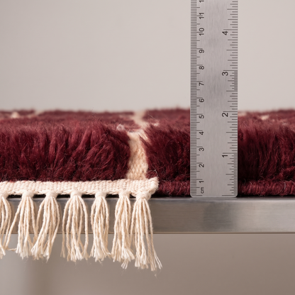 Akkal - Mesure de l'épaisseur du tapis Berbère avec une règle graduée