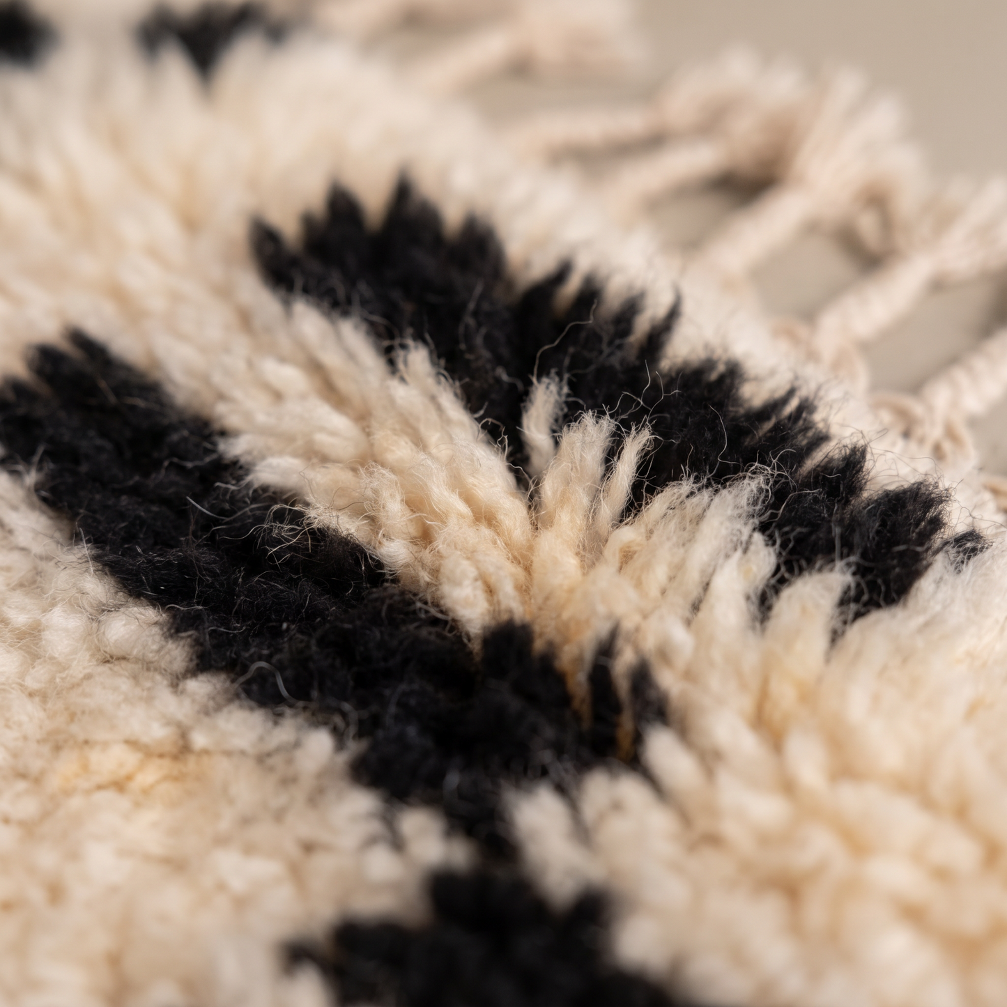 Décalage linéaire - Détail macro de la laine et du tissage du tapis Berbère