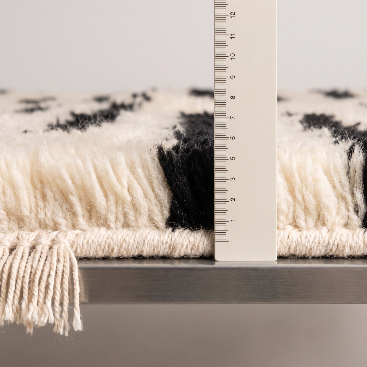 Décalage linéaire - Mesure de l'épaisseur du tapis Berbère avec une règle graduée