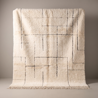 Mestara - Tapis Berbère shaggy, vue de face sur fond gris studio