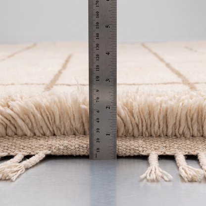 Mosatar - Mesure de l'épaisseur du tapis Berbère avec une règle graduée