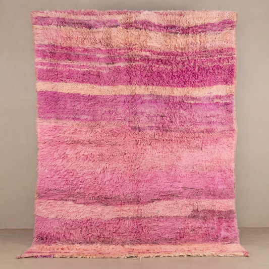 Rabeh - Tapis Berbère vintage, vue de face sur fond gris studio