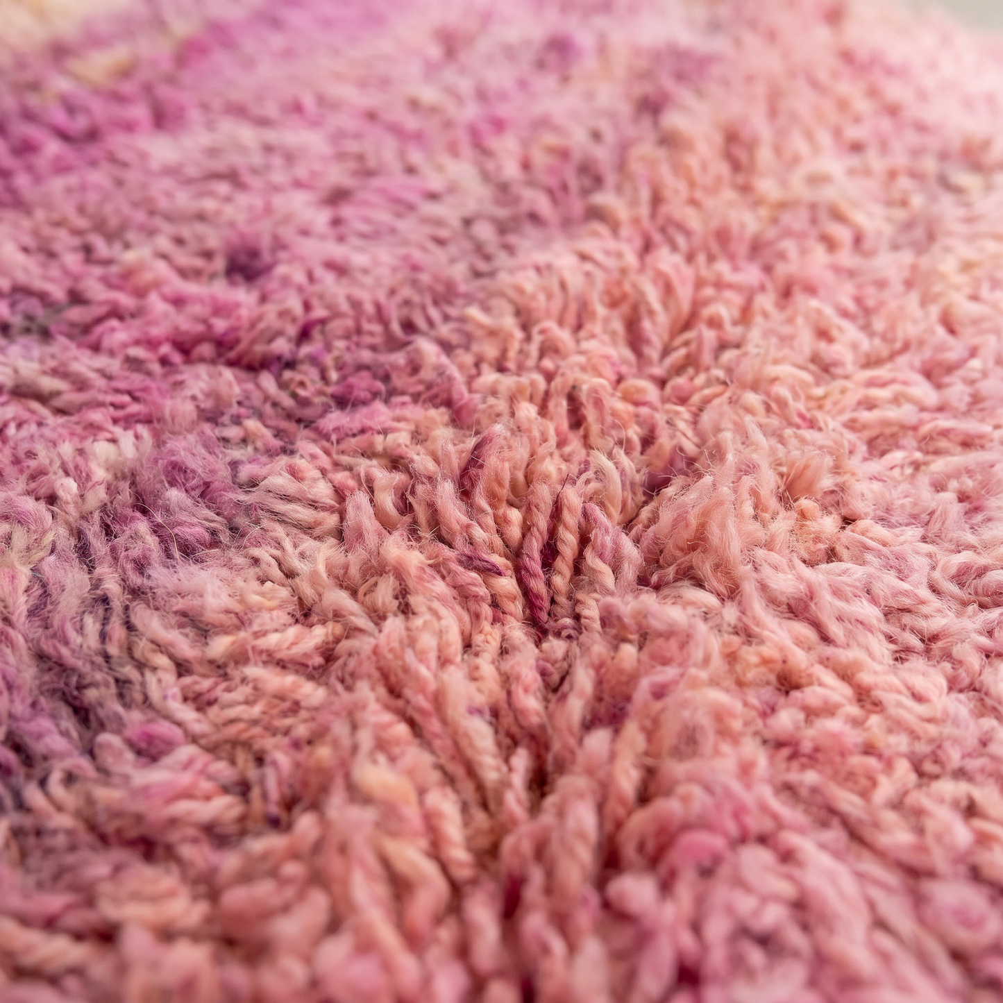 Rabeh - Détail macro de la laine et du tissage du tapis Berbère