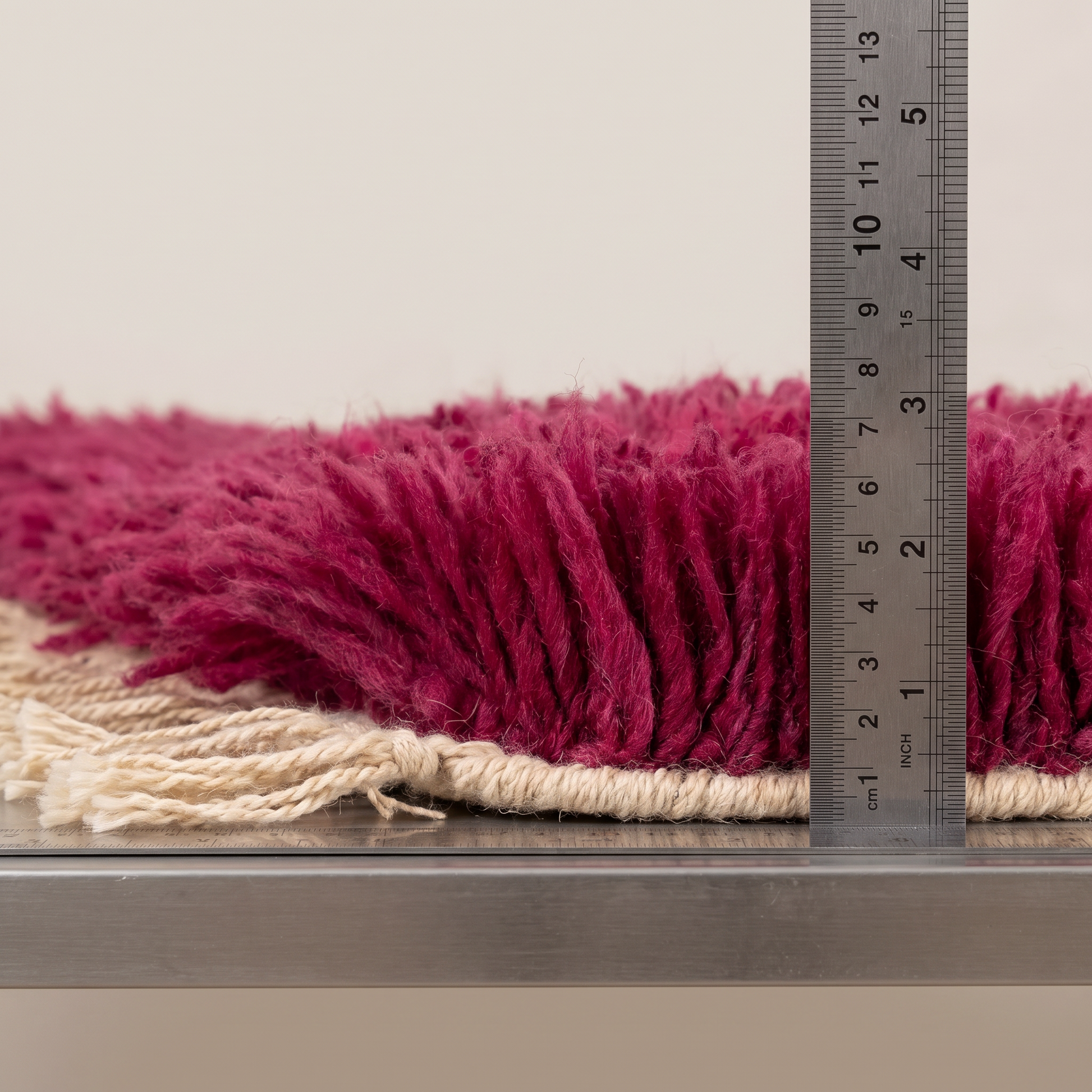 Reneda - Mesure de l'épaisseur du tapis Berbère avec une règle graduée