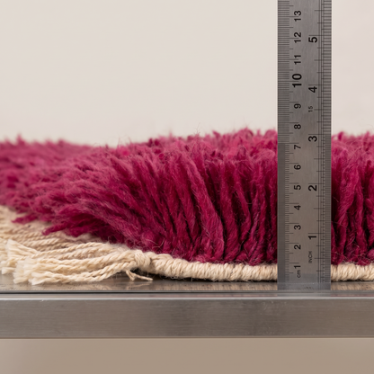 Reneda - Mesure de l'épaisseur du tapis Berbère avec une règle graduée