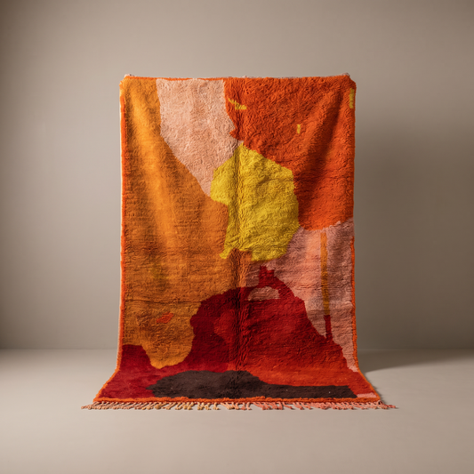 Tapis Berbère Azilal blanc à motifs fluo, vue de face sur fond gris studio