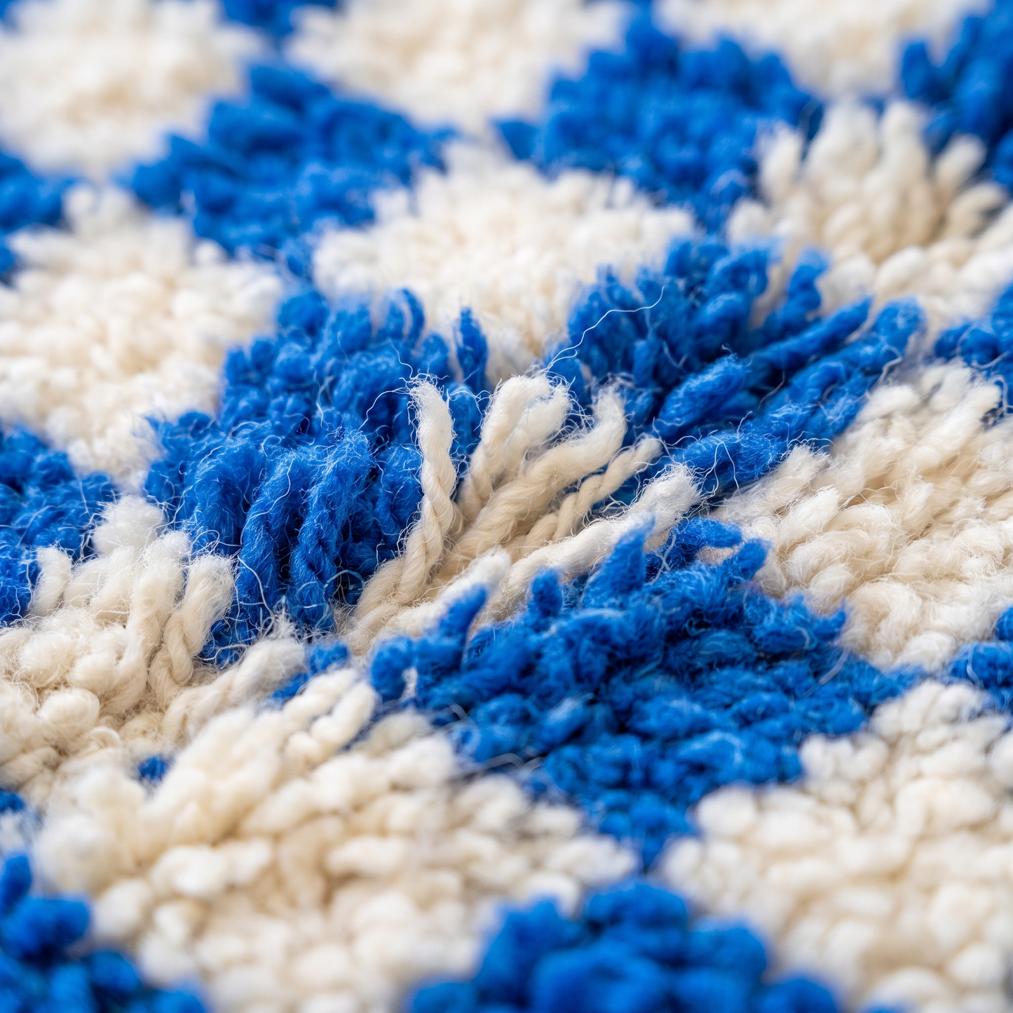 Tapis Berbère Azilal damier - détail macro de la laine et du tissage