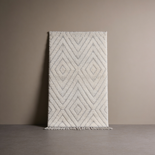 Tapis Berbère Beni Ouarain blanc à losanges, vue de face sur fond gris studio
