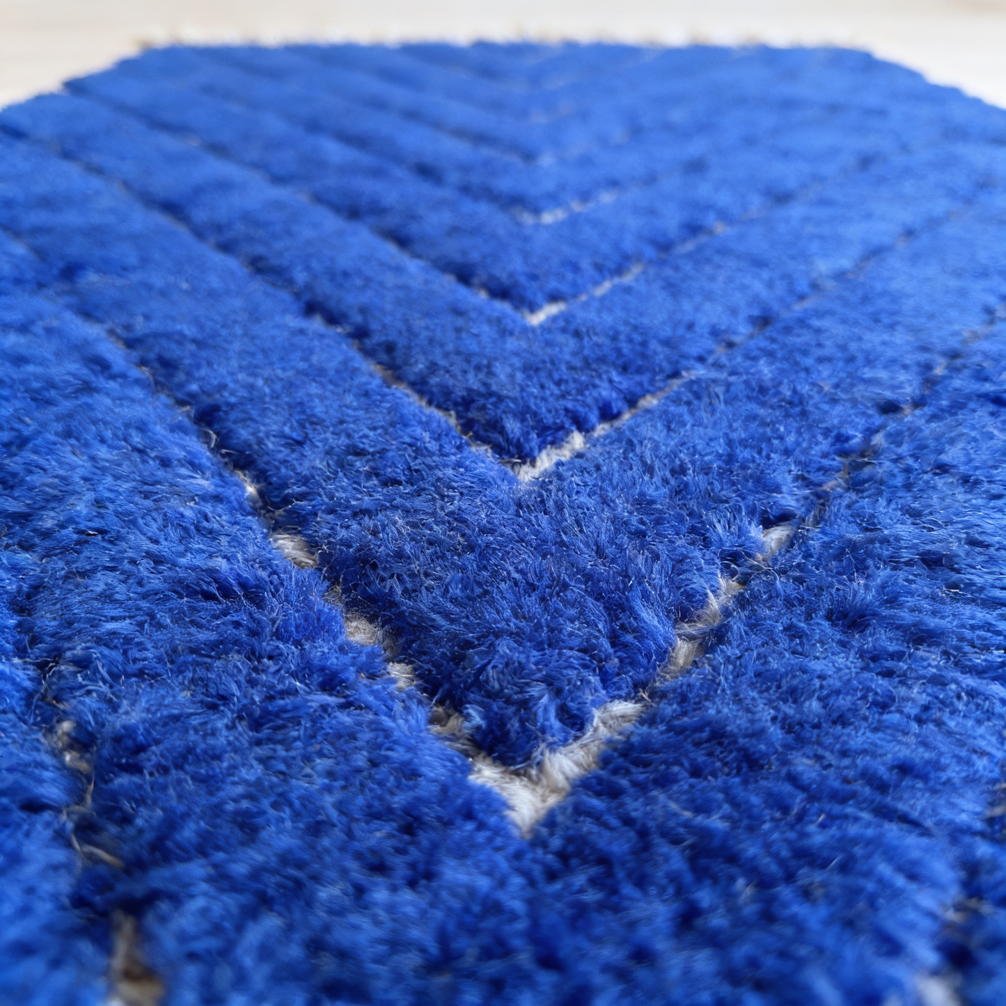 Tapis Berbère Beni Ouarain bleu - détail macro de la laine et du tissage