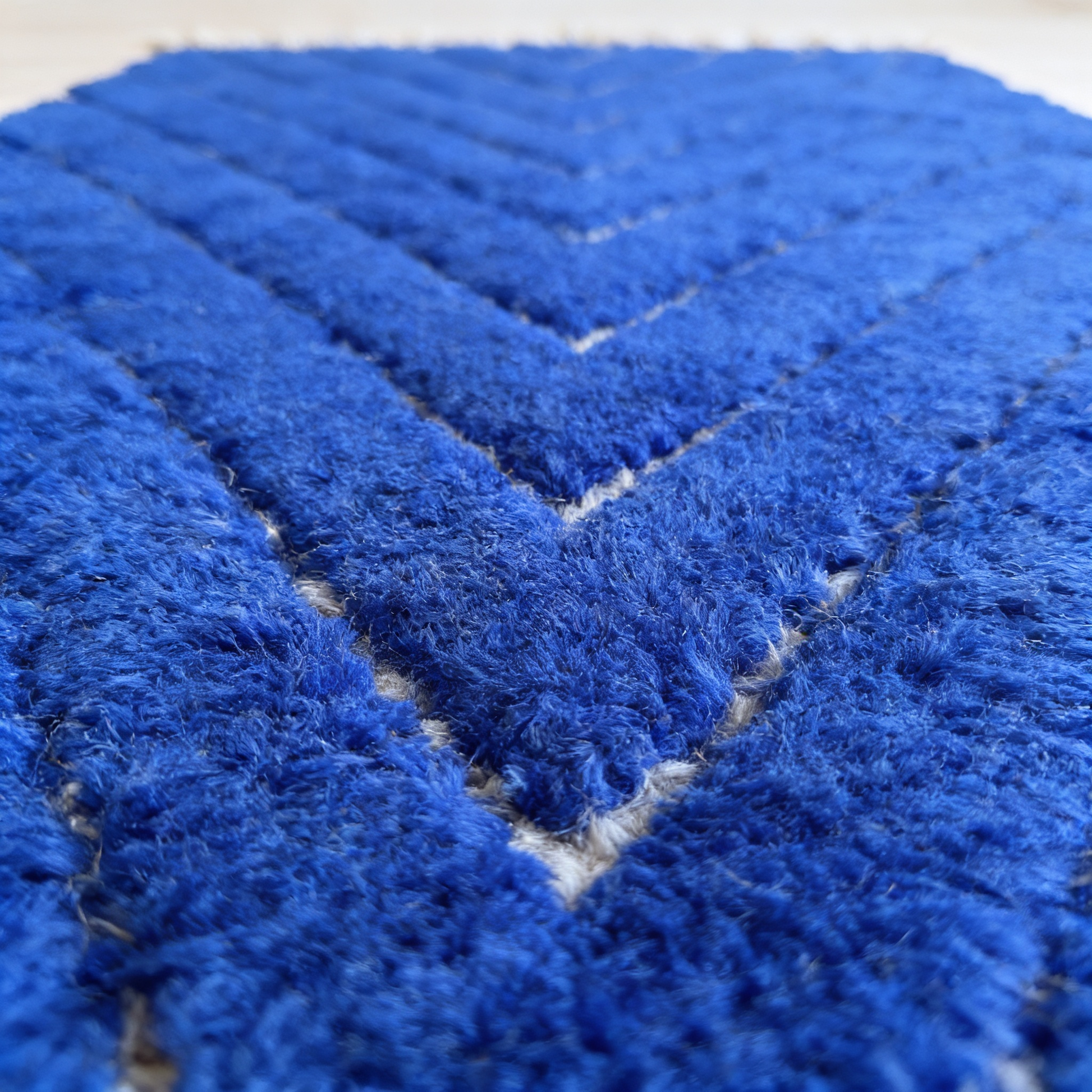 Tapis Berbère Beni Ouarain bleu - détail macro de la laine et du tissage