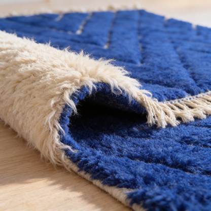 Tapis Berbère Beni Ouarain bleu - gros plan sur l'épaisseur du poil