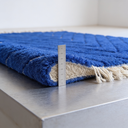 Tapis Berbère Beni Ouarain bleu - mesure de l'épaisseur avec une règle graduée