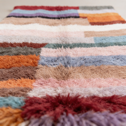 Tapis Berbère Beni Ouarain shaggy multicolore - détail macro de la laine